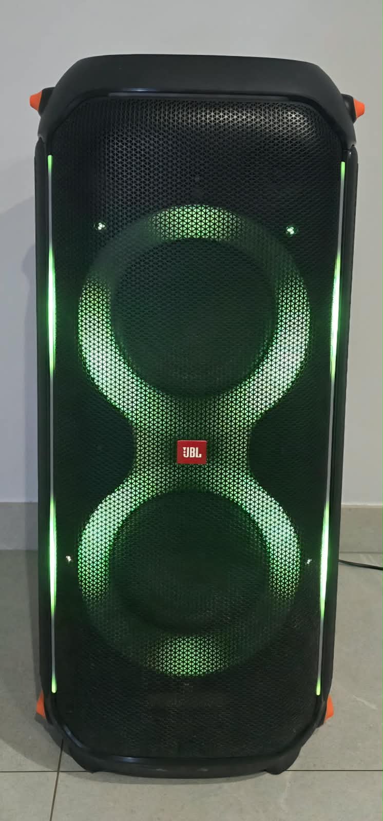 Photo floutée de la location 'Enceinte JBL' servant de fond